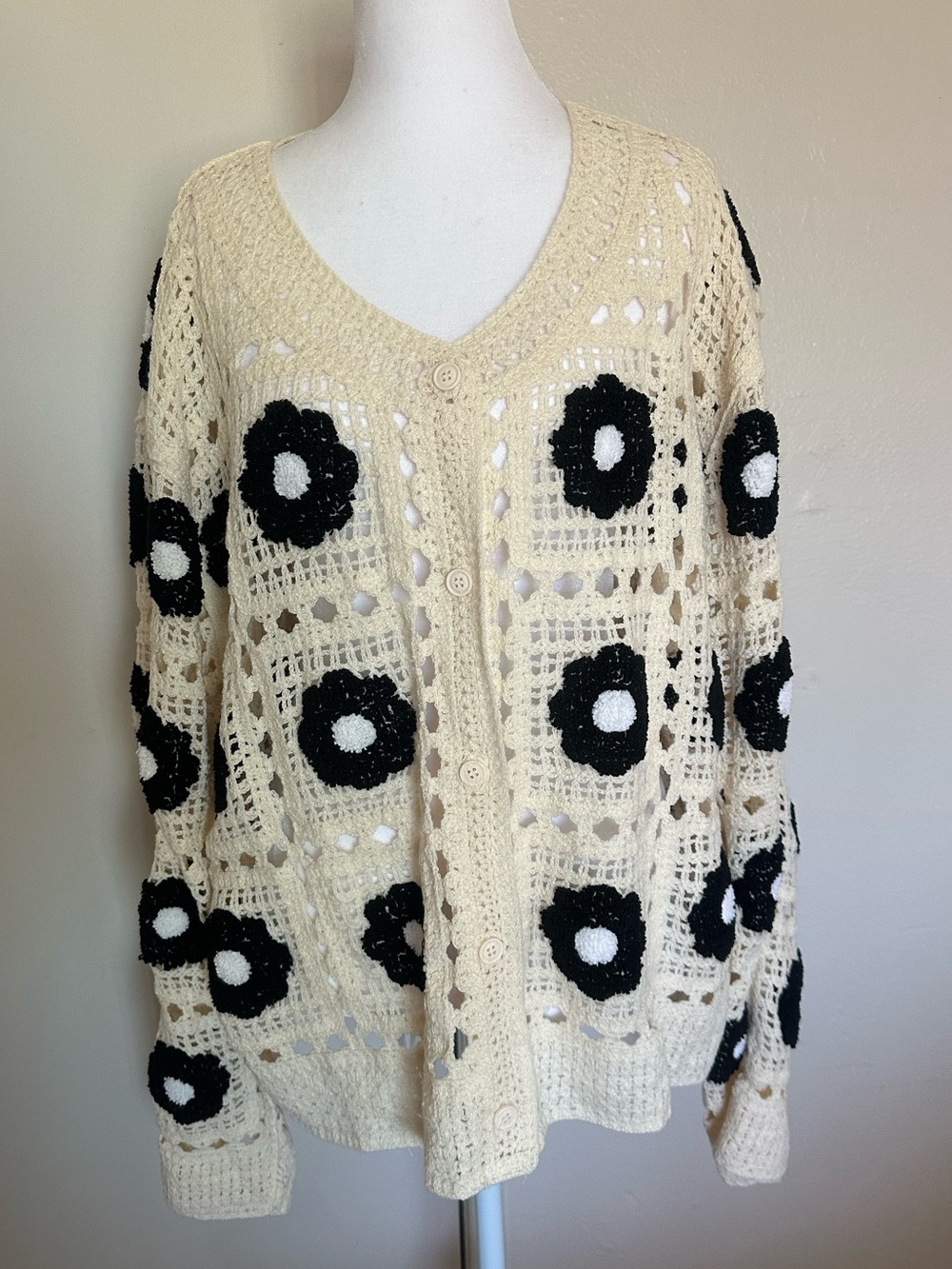 everleigh‎ Cream Crochet Cardigan with Black Daisy Motifs